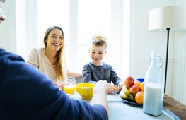jongen_met_ouders_bij_ontbijt.jpg