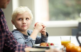 jongen_met_vader_bij_ontbijt
